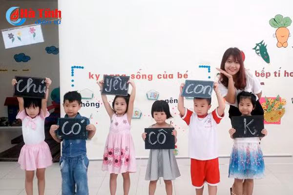 em chi uoc mot lan dung tren buc giang bang doi chan gia