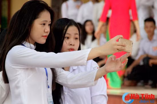 photo nu sinh truong phan dinh phung duyen dang ngay khai truong