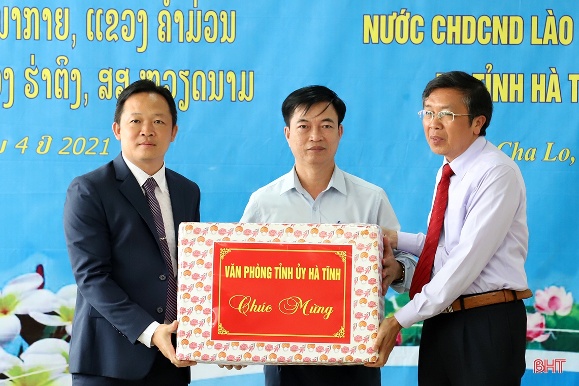 Lãnh đạo Hà Tĩnh chúc tết cổ truyền Bunpimay và bàn giao công trình trạm y tế cho tỉnh Khăm Muộn