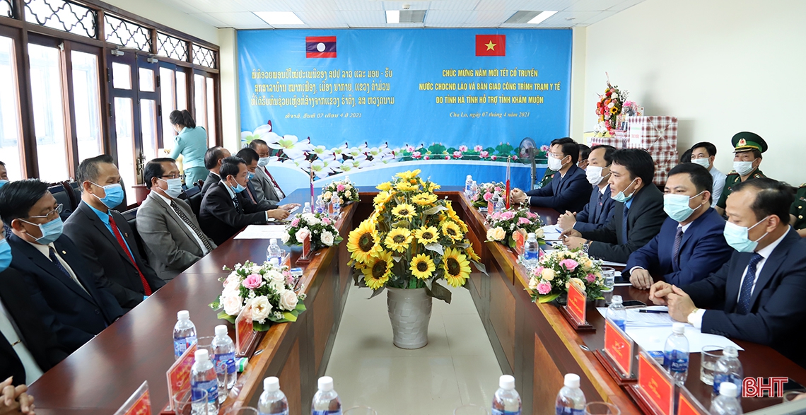 Lãnh đạo Hà Tĩnh chúc tết cổ truyền Bunpimay và bàn giao công trình trạm y tế cho tỉnh Khăm Muộn