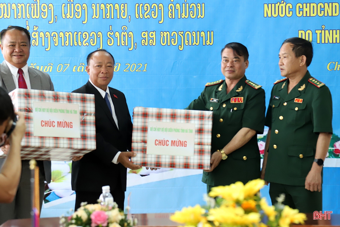 Lãnh đạo Hà Tĩnh chúc tết cổ truyền Bunpimay và bàn giao công trình trạm y tế cho tỉnh Khăm Muộn