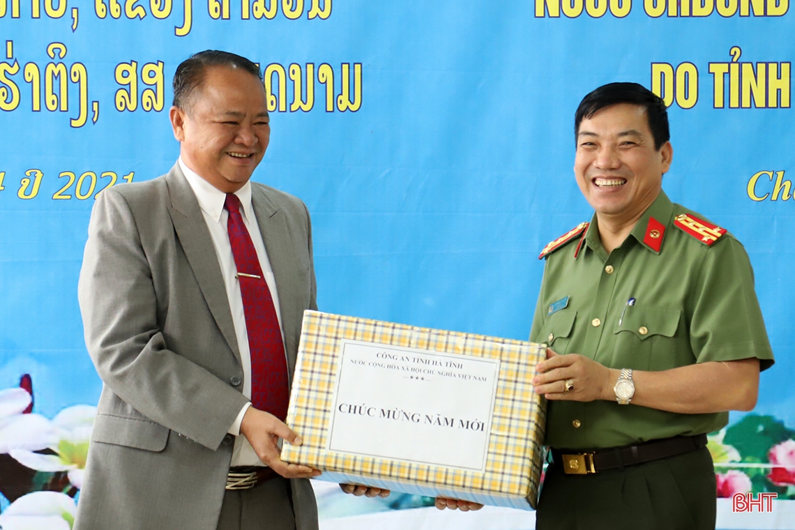 Lãnh đạo Hà Tĩnh chúc tết cổ truyền Bunpimay và bàn giao công trình trạm y tế cho tỉnh Khăm Muộn