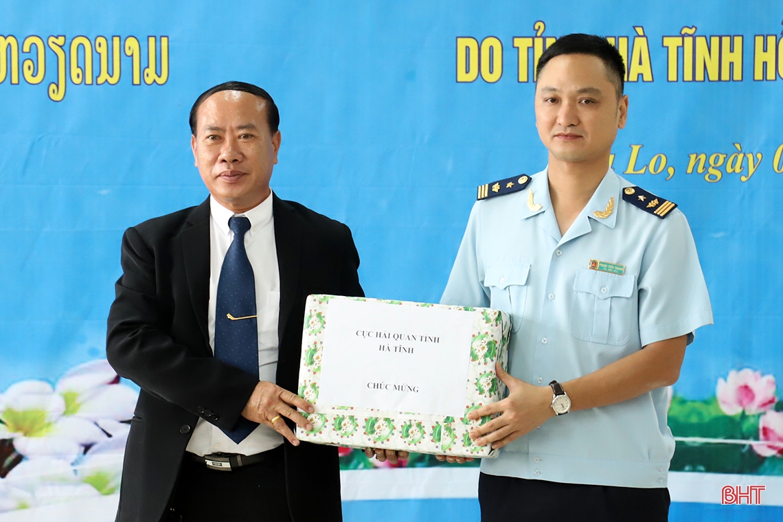 Lãnh đạo Hà Tĩnh chúc tết cổ truyền Bunpimay và bàn giao công trình trạm y tế cho tỉnh Khăm Muộn