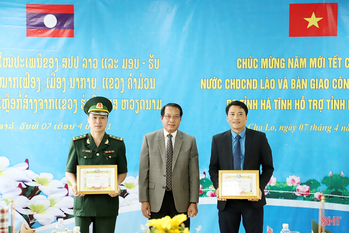 Lãnh đạo Hà Tĩnh chúc tết cổ truyền Bunpimay và bàn giao công trình trạm y tế cho tỉnh Khăm Muộn