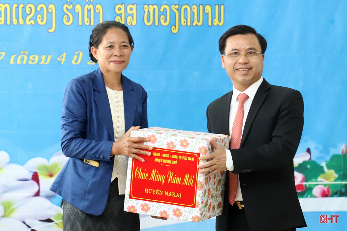 Lãnh đạo Hà Tĩnh chúc tết cổ truyền Bunpimay và bàn giao công trình trạm y tế cho tỉnh Khăm Muộn