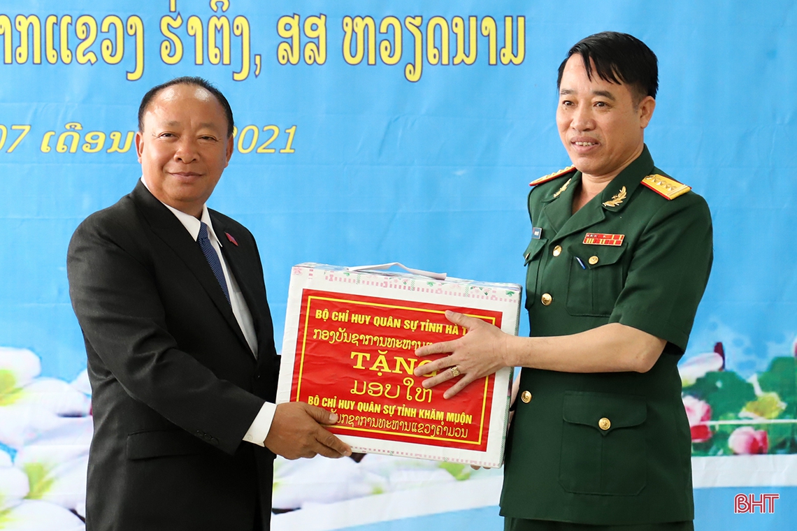 Lãnh đạo Hà Tĩnh chúc tết cổ truyền Bunpimay và bàn giao công trình trạm y tế cho tỉnh Khăm Muộn