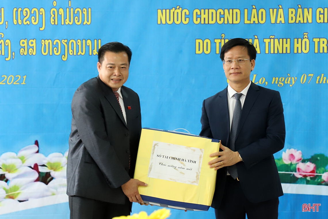 Lãnh đạo Hà Tĩnh chúc tết cổ truyền Bunpimay và bàn giao công trình trạm y tế cho tỉnh Khăm Muộn