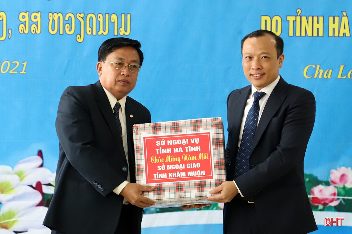 Lãnh đạo Hà Tĩnh chúc tết cổ truyền Bunpimay và bàn giao công trình trạm y tế cho tỉnh Khăm Muộn