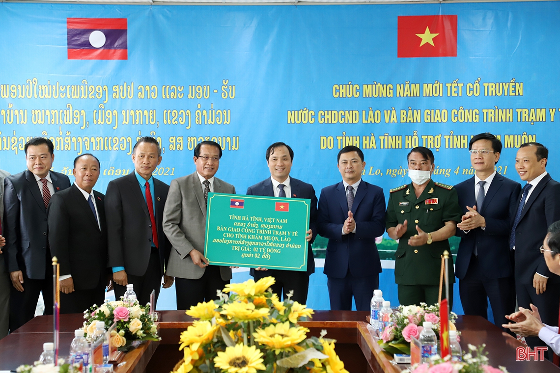 Lãnh đạo Hà Tĩnh chúc tết cổ truyền Bunpimay và bàn giao công trình trạm y tế cho tỉnh Khăm Muộn