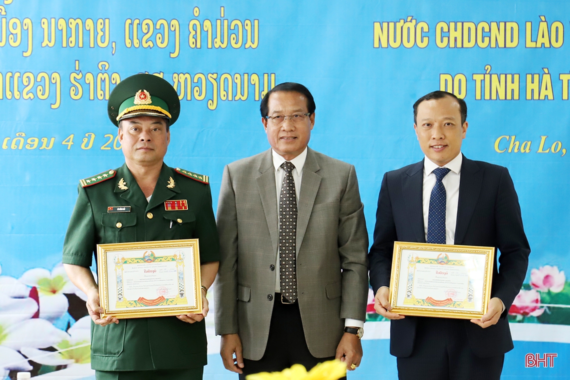 Lãnh đạo Hà Tĩnh chúc tết cổ truyền Bunpimay và bàn giao công trình trạm y tế cho tỉnh Khăm Muộn