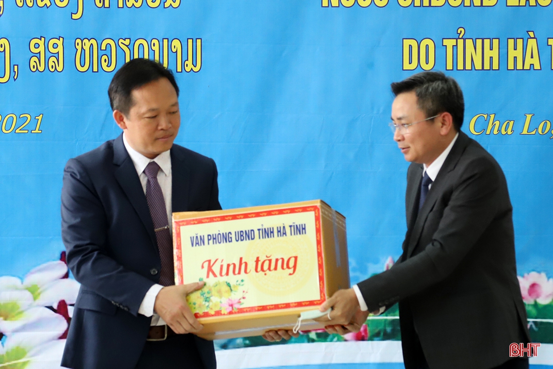 Lãnh đạo Hà Tĩnh chúc tết cổ truyền Bunpimay và bàn giao công trình trạm y tế cho tỉnh Khăm Muộn