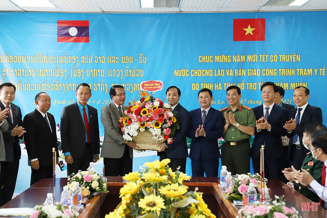 Lãnh đạo Hà Tĩnh chúc tết cổ truyền Bunpimay và bàn giao công trình trạm y tế cho tỉnh Khăm Muộn