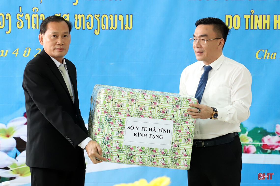 Lãnh đạo Hà Tĩnh chúc tết cổ truyền Bunpimay và bàn giao công trình trạm y tế cho tỉnh Khăm Muộn