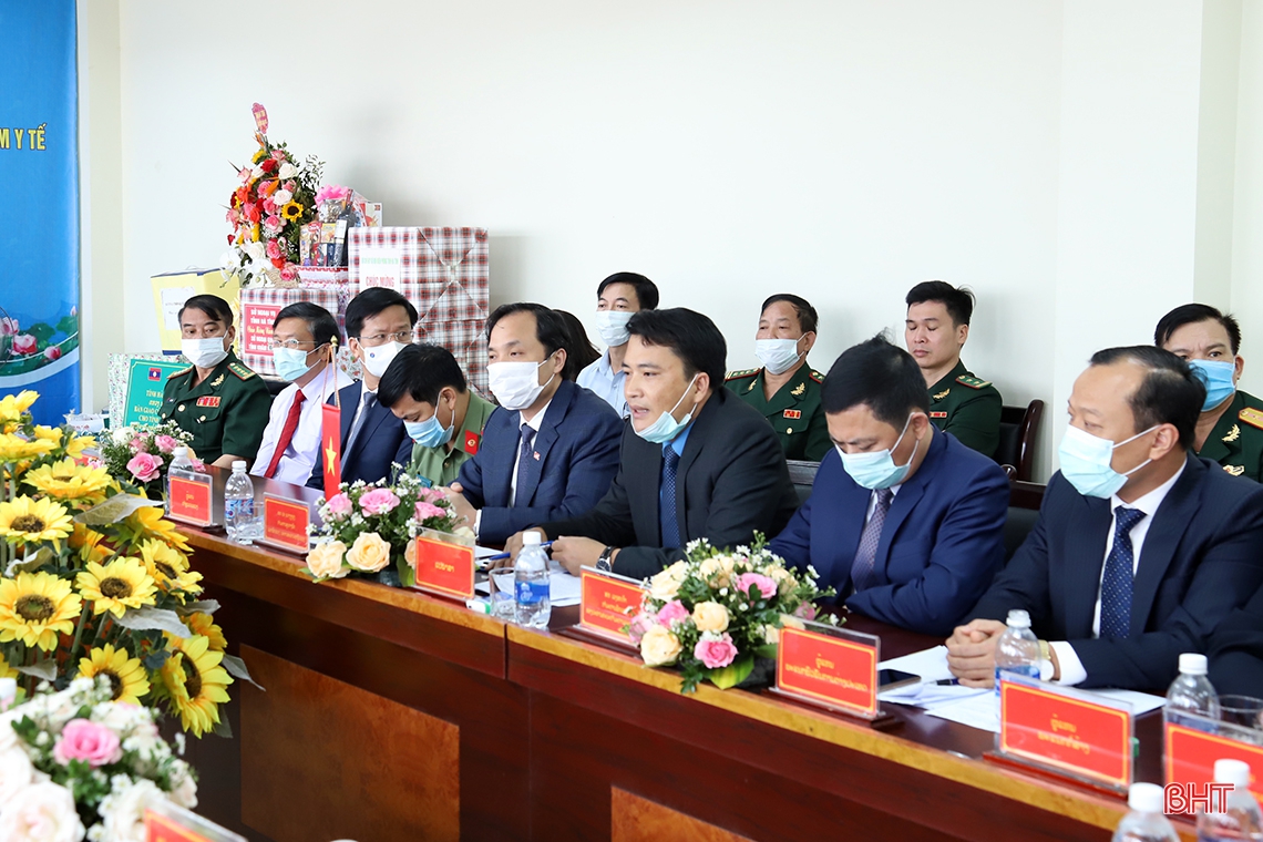 Lãnh đạo Hà Tĩnh chúc tết cổ truyền Bunpimay và bàn giao công trình trạm y tế cho tỉnh Khăm Muộn