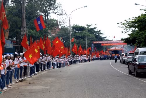 Nhân dân thị trấn Tây Sơn cờ hoa trong tay đón các anh về sau bao năm xa cách
