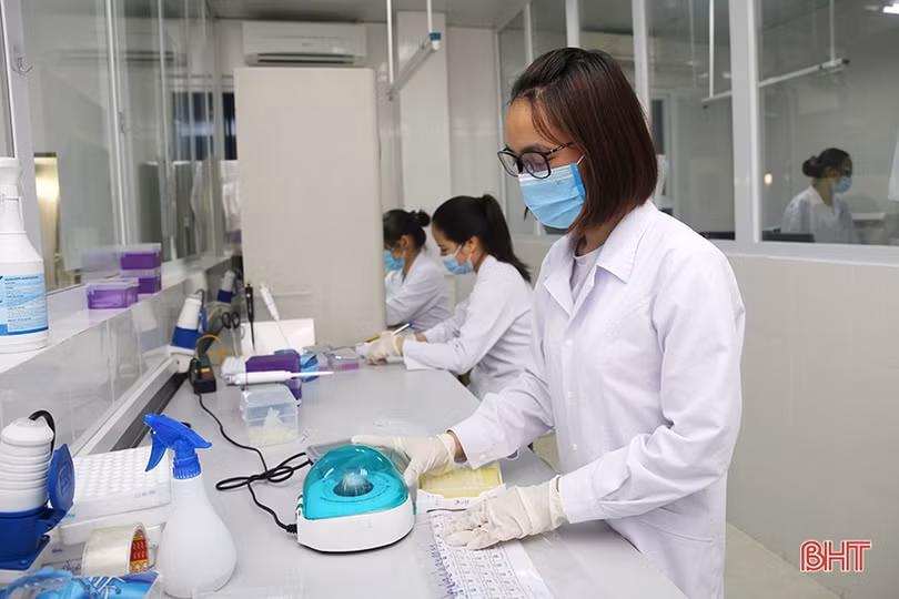 Xuyên đêm xét nghiệm “gói 150 ngàn mẫu cộng đồng” ở CDC Hà Tĩnh