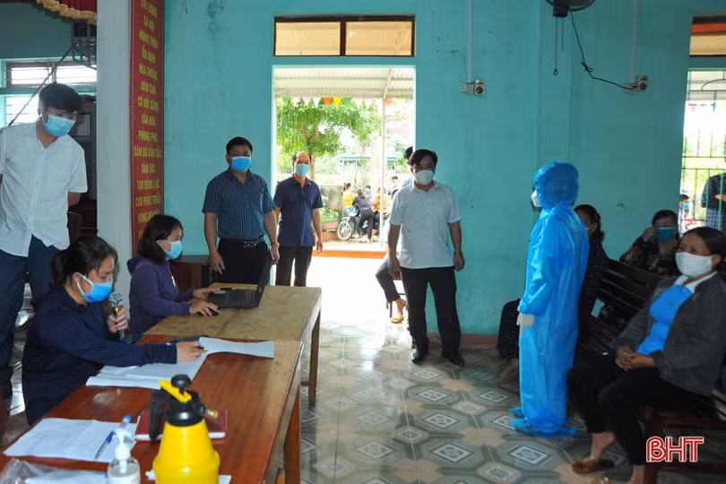 Người dân Hà Tĩnh đồng loạt đi xét nghiệm Covid-19 mở rộng từ nguồn xã hội hóa của doanh nghiệp