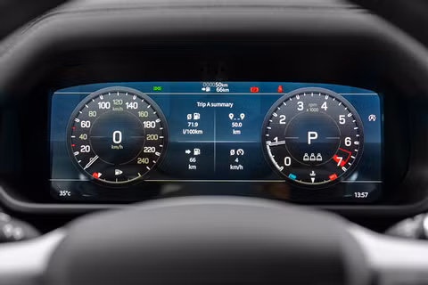 Land Rover Defender 90 mới ra mắt tại Việt Nam, giá từ 3,935 tỷ