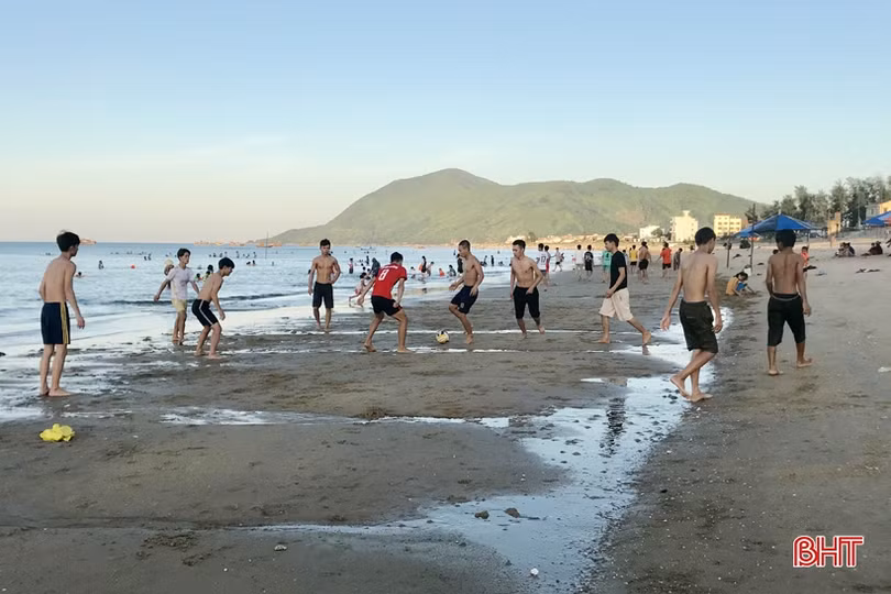 Nhiều người dân Hà Tĩnh đổ về biển Thiên Cầm “quên” phòng dịch