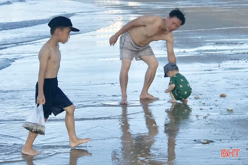 Nhiều người dân Hà Tĩnh đổ về biển Thiên Cầm “quên” phòng dịch