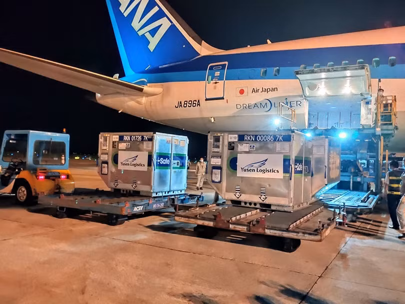 Gần 1 triệu liều vắc xin phòng COVID-19 của Chính phủ Nhật Bản trao tặng đã về Việt Nam