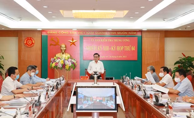 Xem xét, thi hành kỷ luật các lãnh đạo Tỉnh ủy, UBND tỉnh Bình Dương