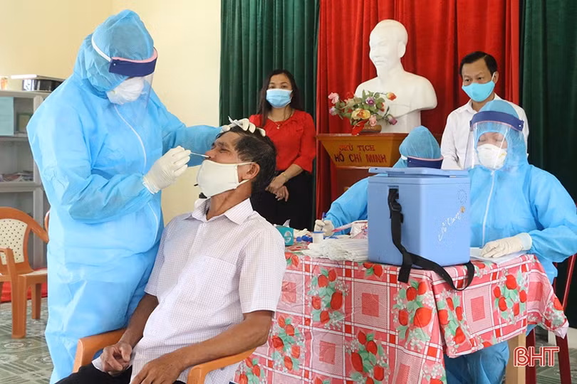 Người dân Hà Tĩnh đồng loạt đi xét nghiệm Covid-19 mở rộng từ nguồn xã hội hóa của doanh nghiệp
