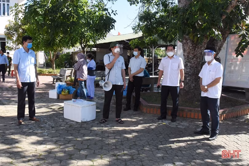 Lộc Hà tiếp tục khắc phục khó khăn, sớm hoàn thành đợt lấy mẫu xét nghiệm Covid-19 mở rộng