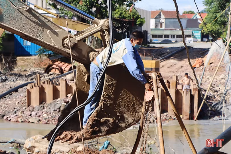 Vượt dịch, duy trì nhịp độ thi công các công trình trọng điểm ở Cẩm Xuyên