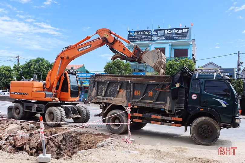 Vượt dịch, duy trì nhịp độ thi công các công trình trọng điểm ở Cẩm Xuyên