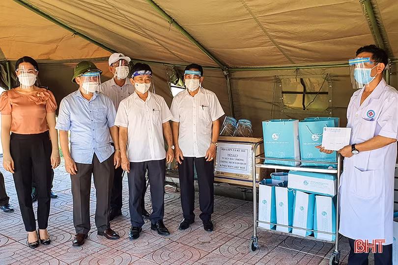 Lãnh đạo tỉnh động viên, tặng quà cơ sở điều trị bệnh nhân Covid-19 ở huyện Kỳ Anh