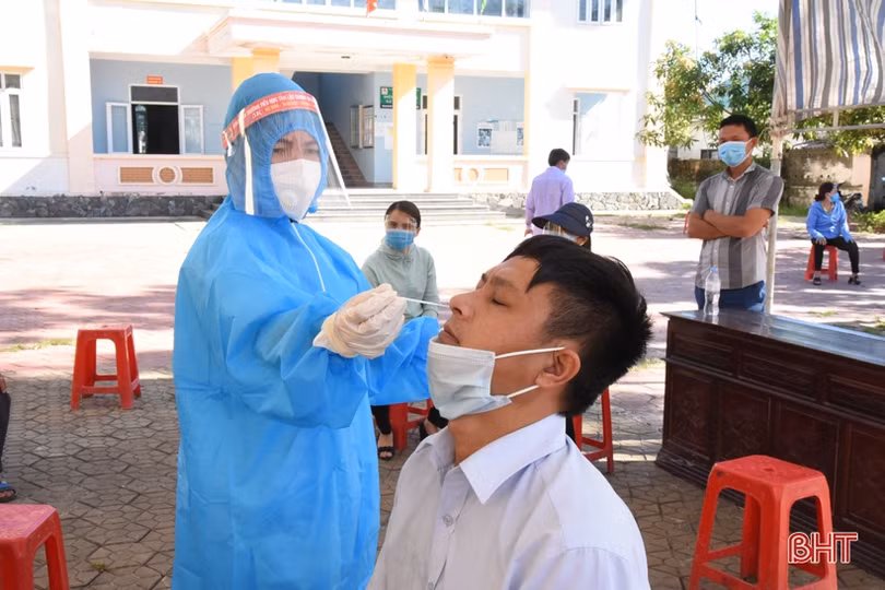 Lộc Hà tiếp tục khắc phục khó khăn, sớm hoàn thành đợt lấy mẫu xét nghiệm Covid-19 mở rộng