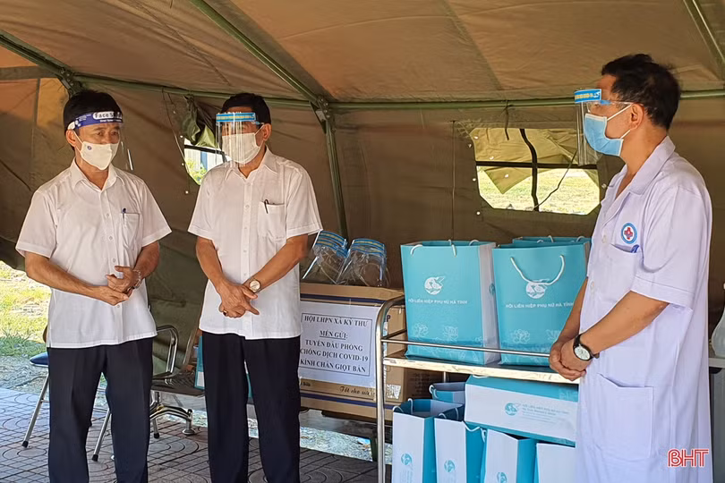 Phó Chủ tịch Thường trực HĐND tỉnh động viên lực lượng chống dịch ở Hương Sơn