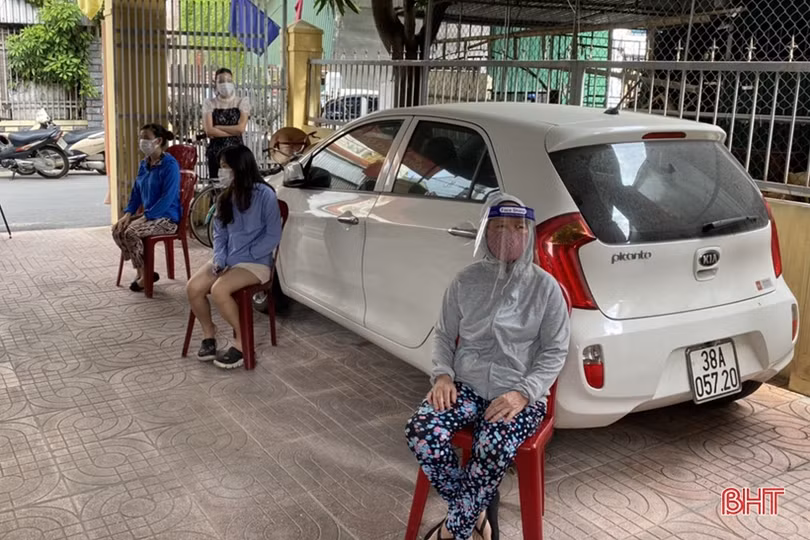 Người dân Hà Tĩnh đồng loạt đi xét nghiệm Covid-19 mở rộng từ nguồn xã hội hóa của doanh nghiệp