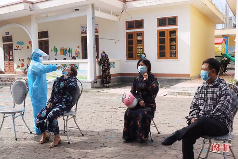 Người dân Hà Tĩnh đồng loạt đi xét nghiệm Covid-19 mở rộng từ nguồn xã hội hóa của doanh nghiệp