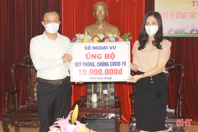 Tỉnh Bôlykhămxay và các doanh nghiệp hỗ trợ Hà Tĩnh phòng, chống dịch Covid-19