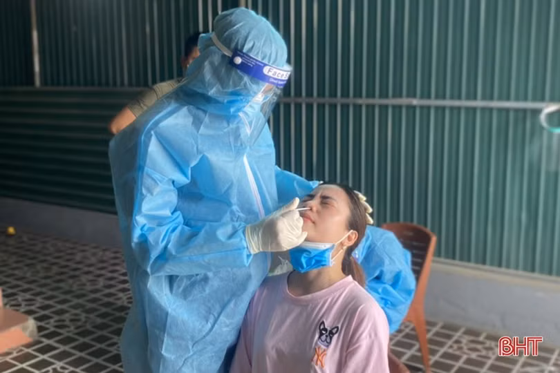 Người dân Hà Tĩnh đồng loạt đi xét nghiệm Covid-19 mở rộng từ nguồn xã hội hóa của doanh nghiệp