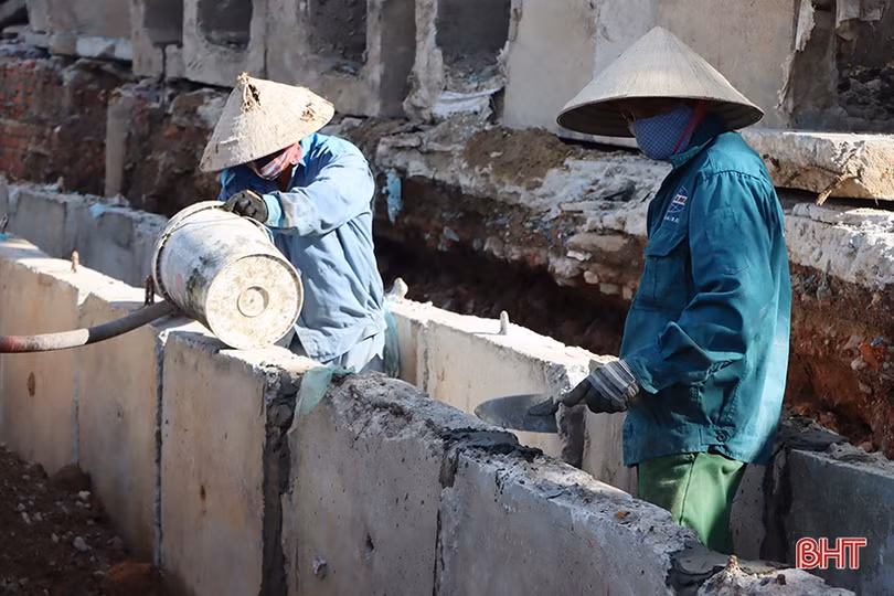 Vượt dịch, duy trì nhịp độ thi công các công trình trọng điểm ở Cẩm Xuyên