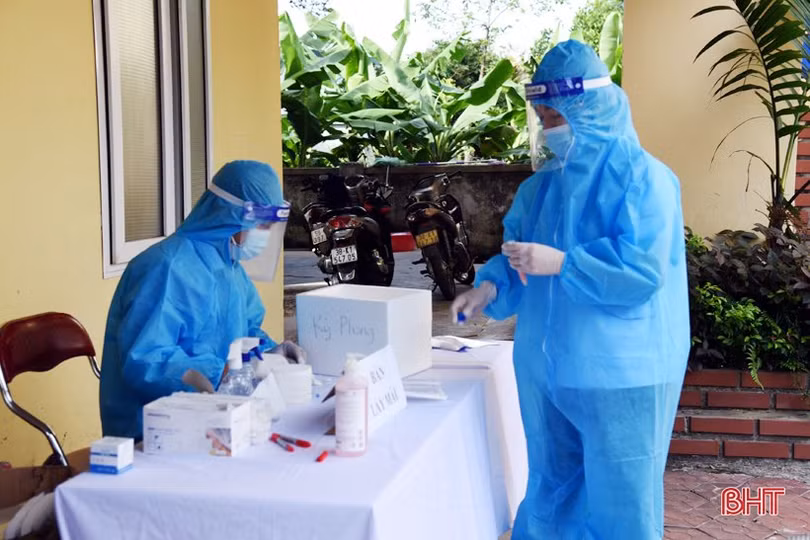 Người dân Hà Tĩnh đồng loạt đi xét nghiệm Covid-19 mở rộng từ nguồn xã hội hóa của doanh nghiệp