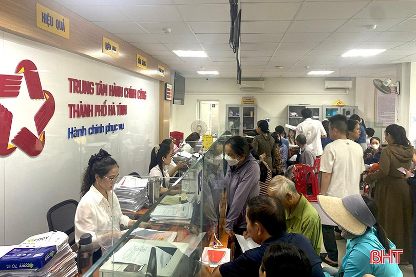 Nhiều ngày qua, Trung tâm Hành chính công TP Hà Tĩnh luôn trong tình trạng quá tải vì lượng hồ sơ quá lớn.