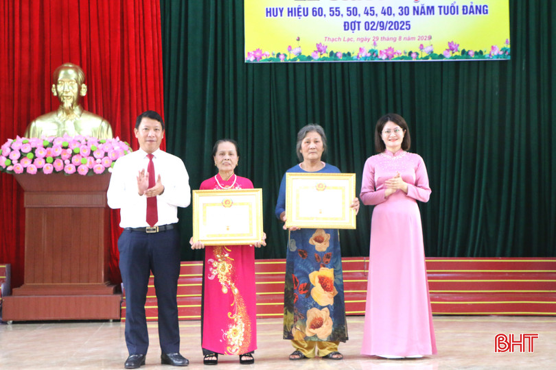 Phó Trưởng ban Thường trực Ban Tổ chức Tỉnh uỷ Nguyễn Như Dũng, Bí thư Đảng uỷ xã Nguyễn Thị Ái Liên trao Huy hiệu Đảng cho các đảng viên 60 năm tuổi Đảng.