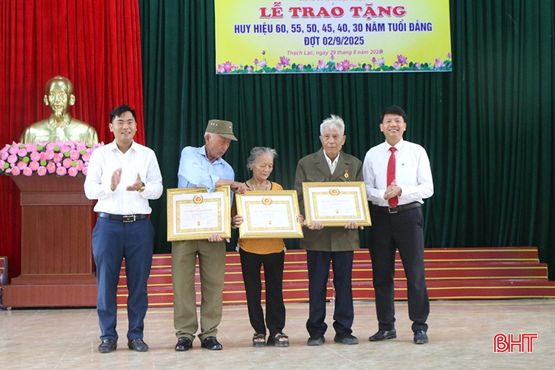 Lãnh đạo xã Thạch Lạc trao Huy hiệu 55 tuổi Đảng cho 3 đảng viên.