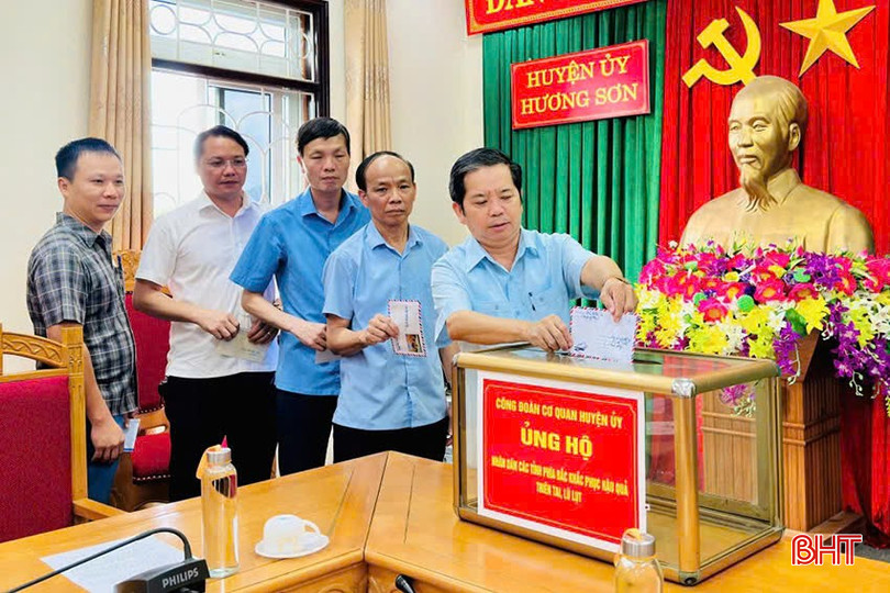 Lãnh đạo huyện Hương Sơn quyên góp ủng hộ đồng bào miền Bắc bị thiệt hại do ảnh hưởng cơn bão số 3.