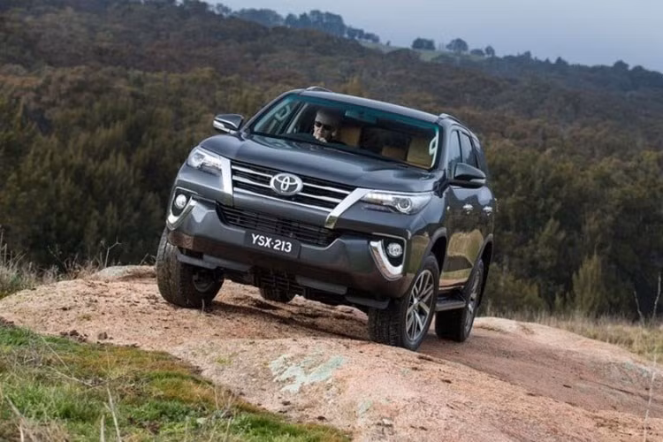 toyota fortuner the he moi chot gia gan 1 ty dong