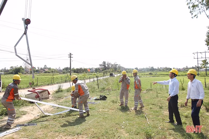 Điện lực Hà Tĩnh diễn tập “giải cứu” lưới điện bị thiên tai phá hỏng ở Nghi Xuân