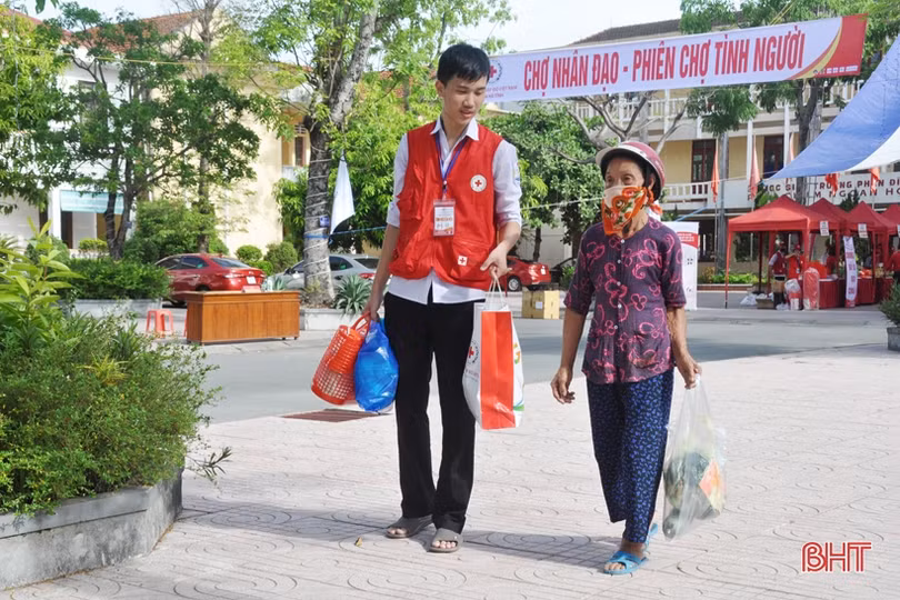“Chợ nhân đạo” trao 125 suất quà cho người nghèo Thạch Hà