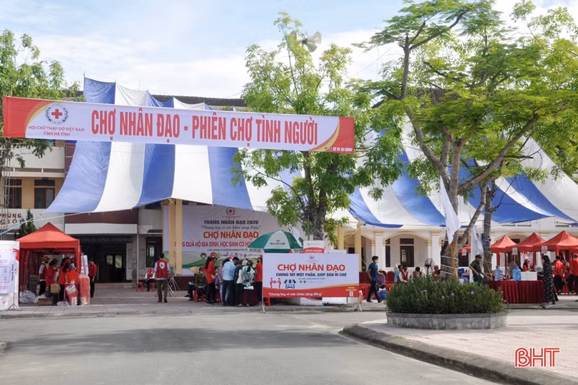 “Chợ nhân đạo” trao 125 suất quà cho người nghèo Thạch Hà