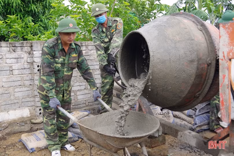 Bộ đội Biên phòng Hà Tĩnh ra quân giúp xã Kỳ Nam xây dựng nông thôn mới
