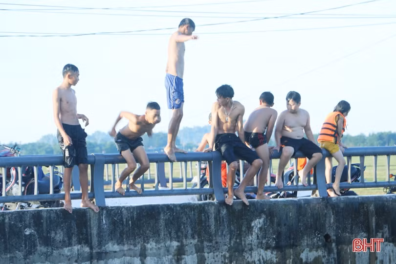 Liên tiếp xảy ra các vụ đuối nước, học sinh Hà Tĩnh vẫn thi nhau tắm kênh