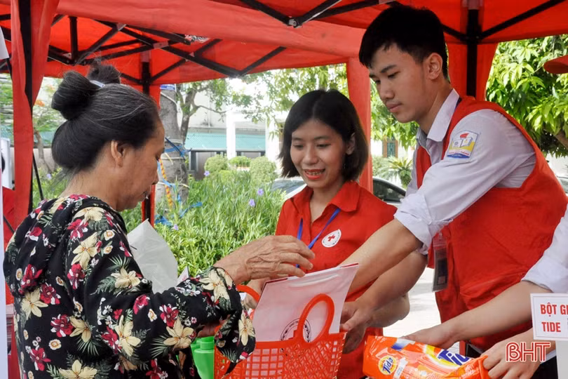 Ca sỹ Bảo Thy và các tổ chức thiện nguyện trao quà cho người dân Hà Tĩnh